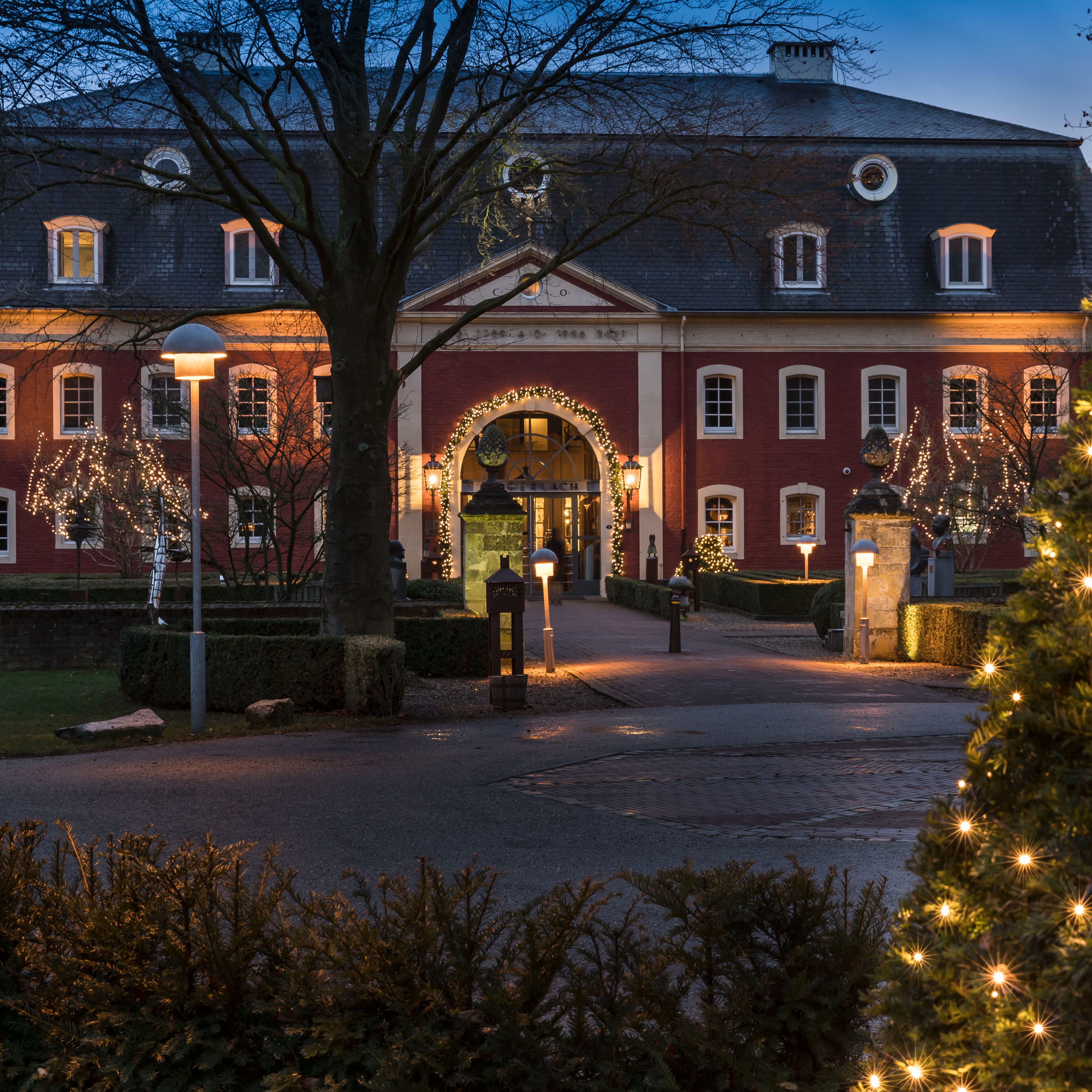 Ingang hotel Gerlach in kerstsfeer