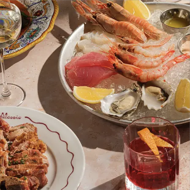 Allasio table with food and drinks