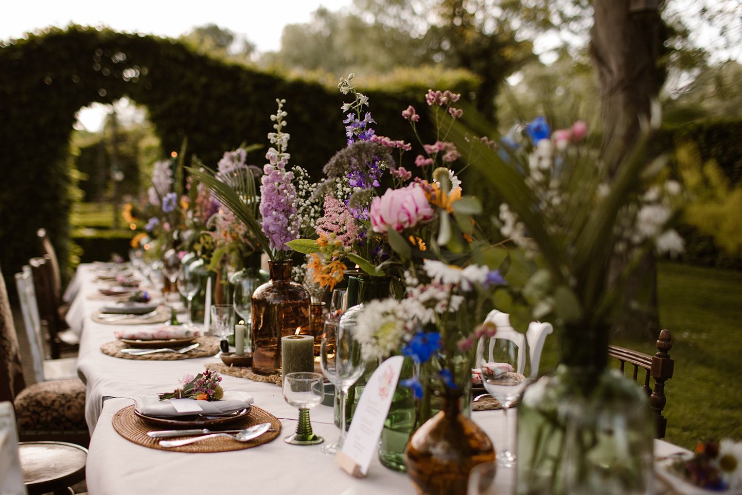 lange diner tafel in het groen